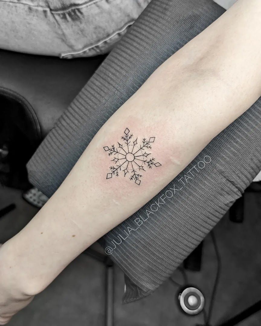 a small snowflake narben tattoo on the forearm, frankfurt, germany