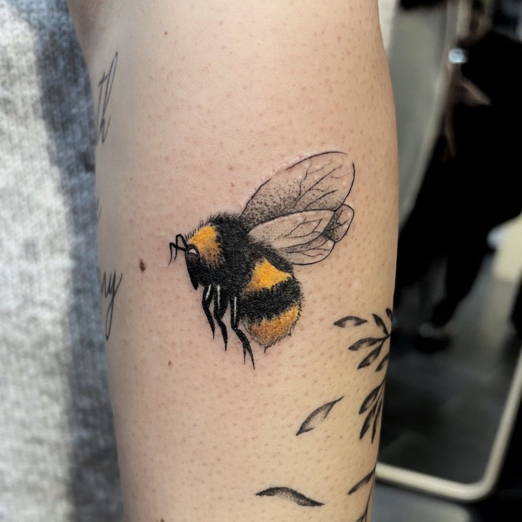 a bee narben tattoo on the arm, aurich, germany