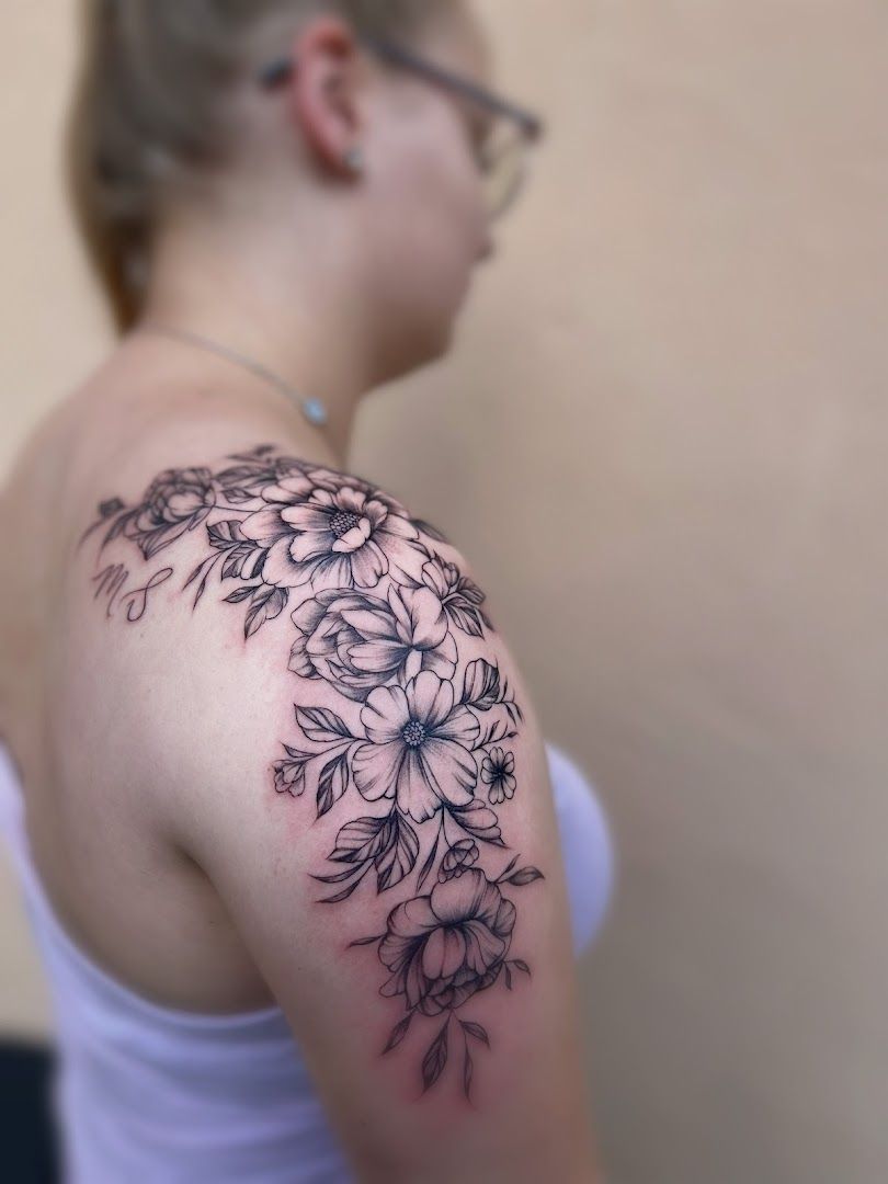 a woman with a narben tattoo on her shoulder, saarlouis, germany