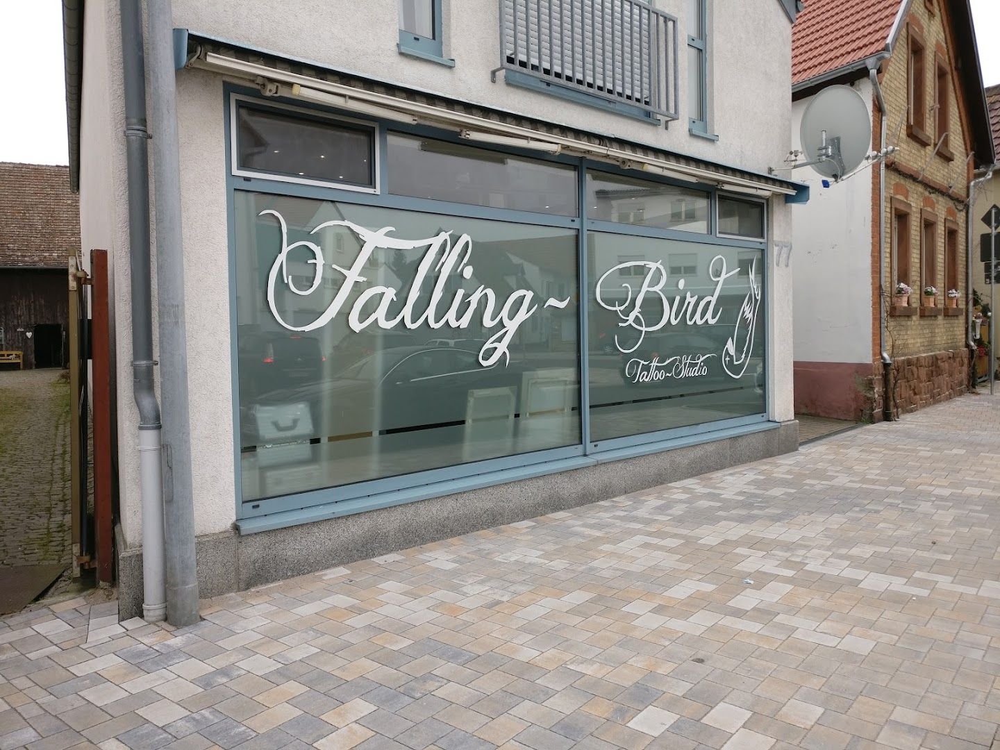 a storefront with a sign that says'til '