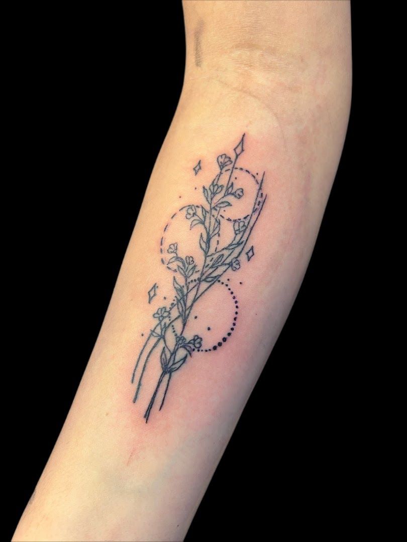 a small flower narben tattoo on the wrist, ostalbkreis, germany