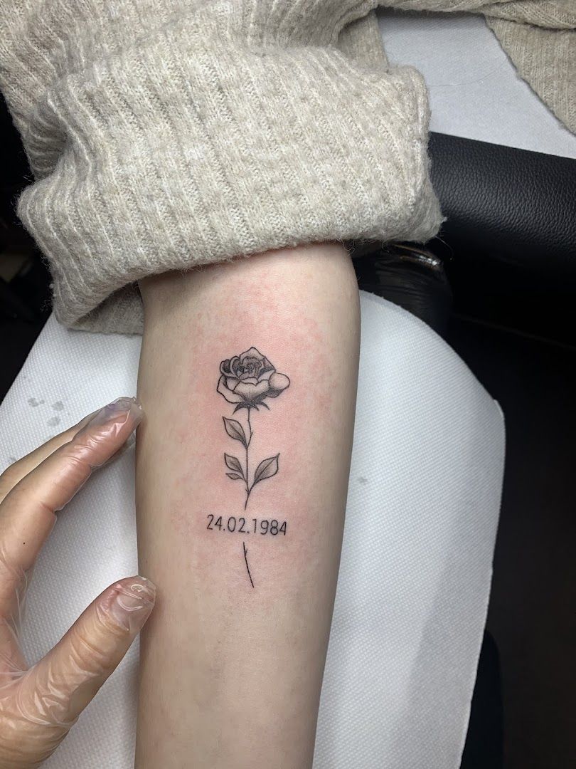 a rose narben tattoo on the arm, aschaffenburg, germany