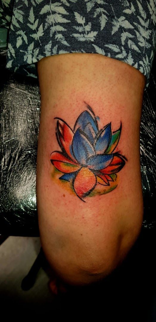 a japanische tattoos in leipzig of a lotus flower on the leg, sonneberg, germany