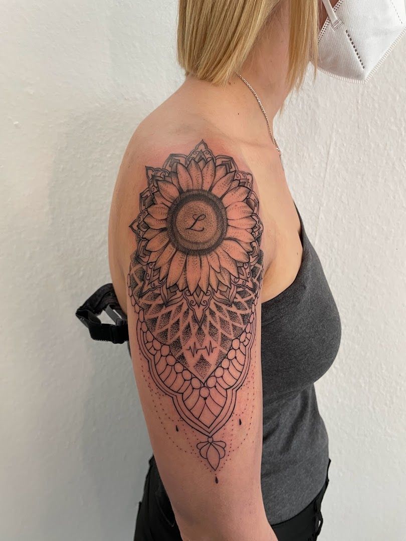 a woman with a sunflower narben tattoo on her shoulder, kreisfreie stadt heilbronn, germany