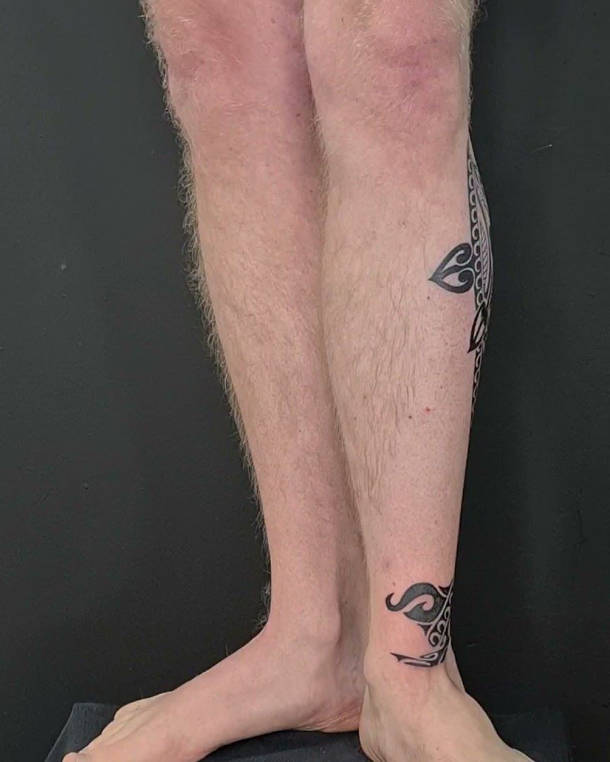 a man with a japanische tattoos in leipzig on his leg, barnim, germany