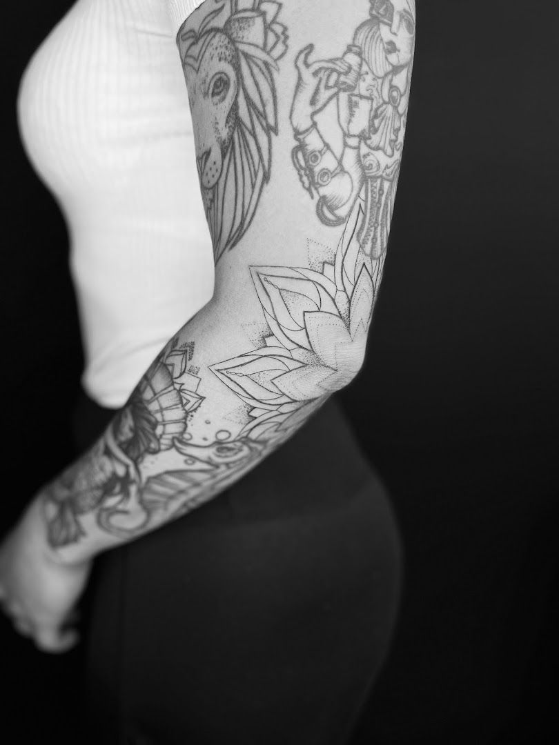 a woman with a japanische tattoos in leipzig on her arm, saarlouis, germany