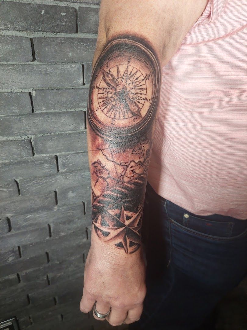 compass narben tattoo on arm, göttingen, germany