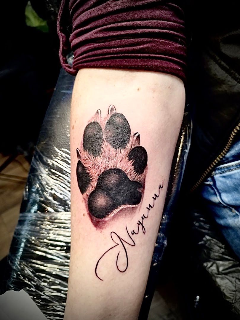 a dog paw narben tattoo on the arm, cuxhaven, germany