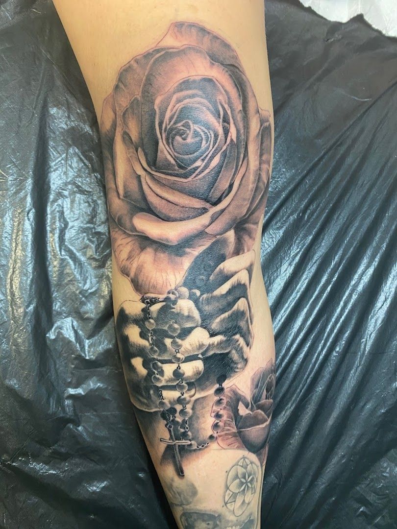 a rose with skulls and skulls on the leg