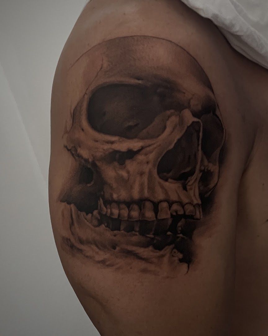 a skull narben tattoo on the shoulder, nürnberg, germany