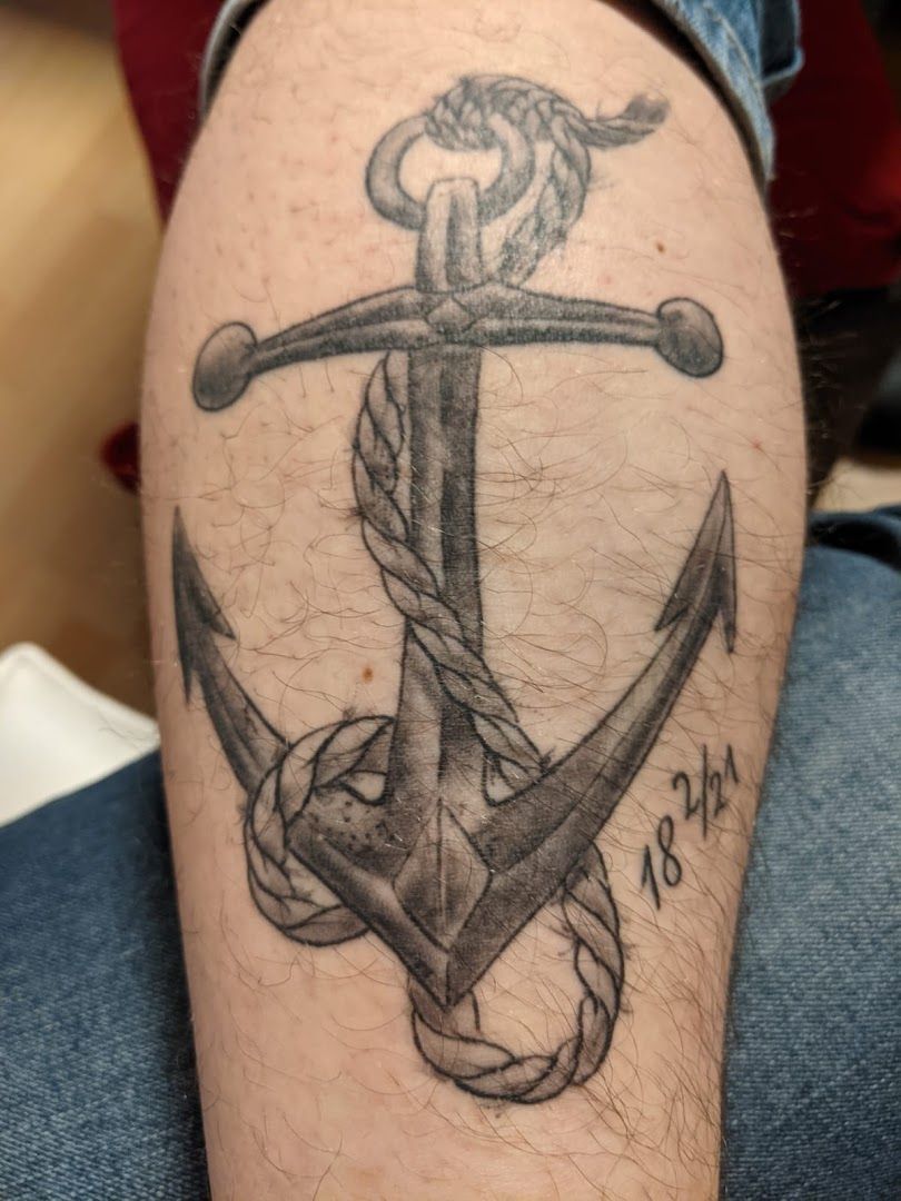 a narben tattoo of an anchor on the leg, stormarn, germany