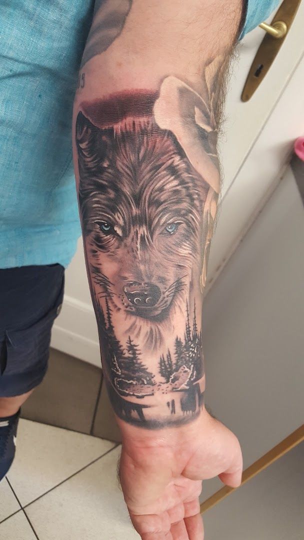 a man with a wolf narben tattoo on his arm, berlin, germany