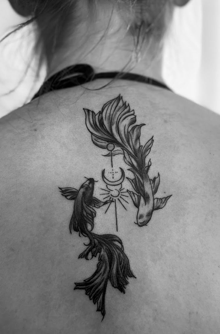 a woman with a narben tattoo on her back, saarlouis, germany