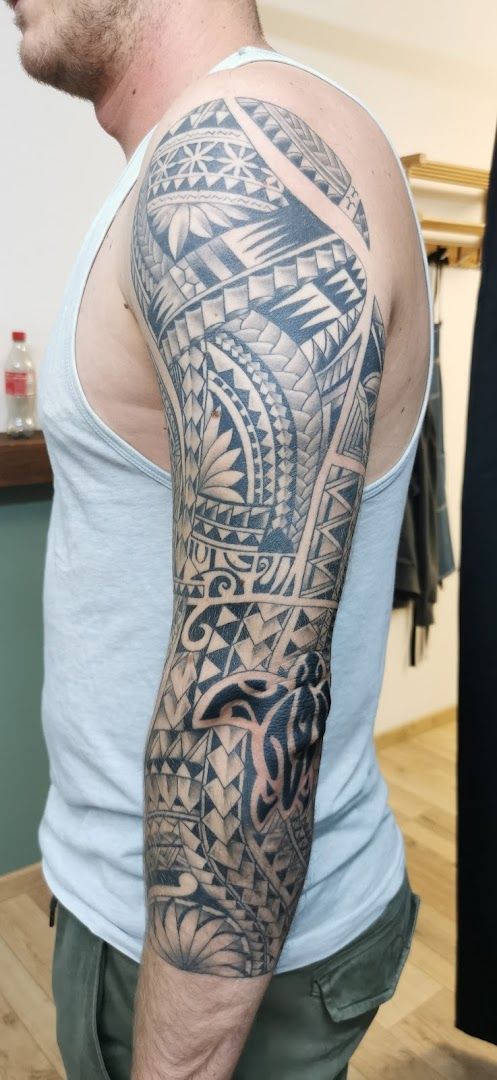 a man with a japanische tattoos in leipzig on his arm, lahn-dill-kreis, germany