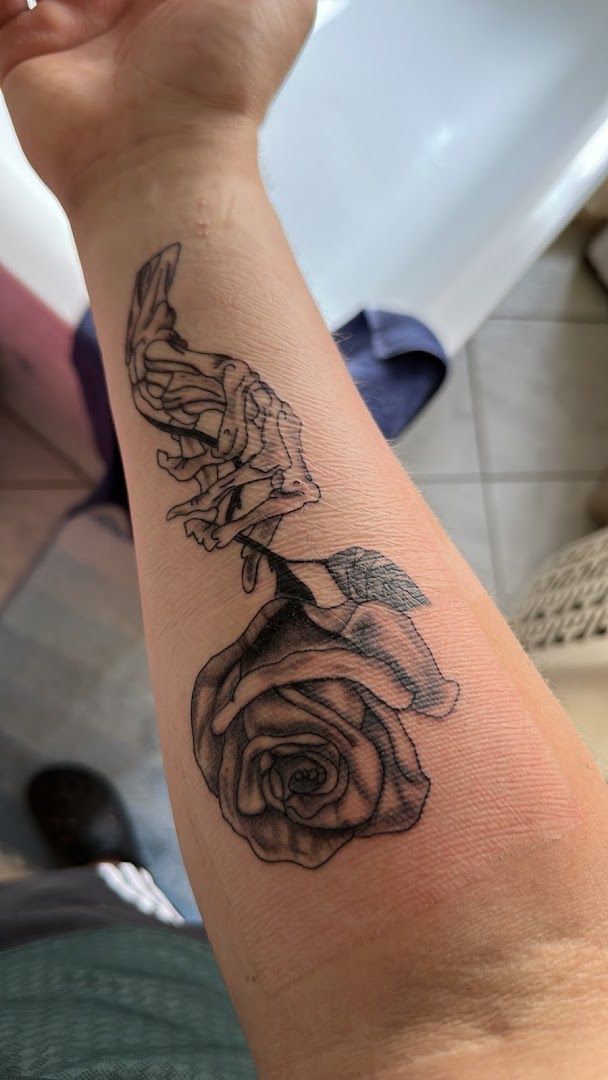 a black and white rose narben tattoo on the wrist, ammerland, germany