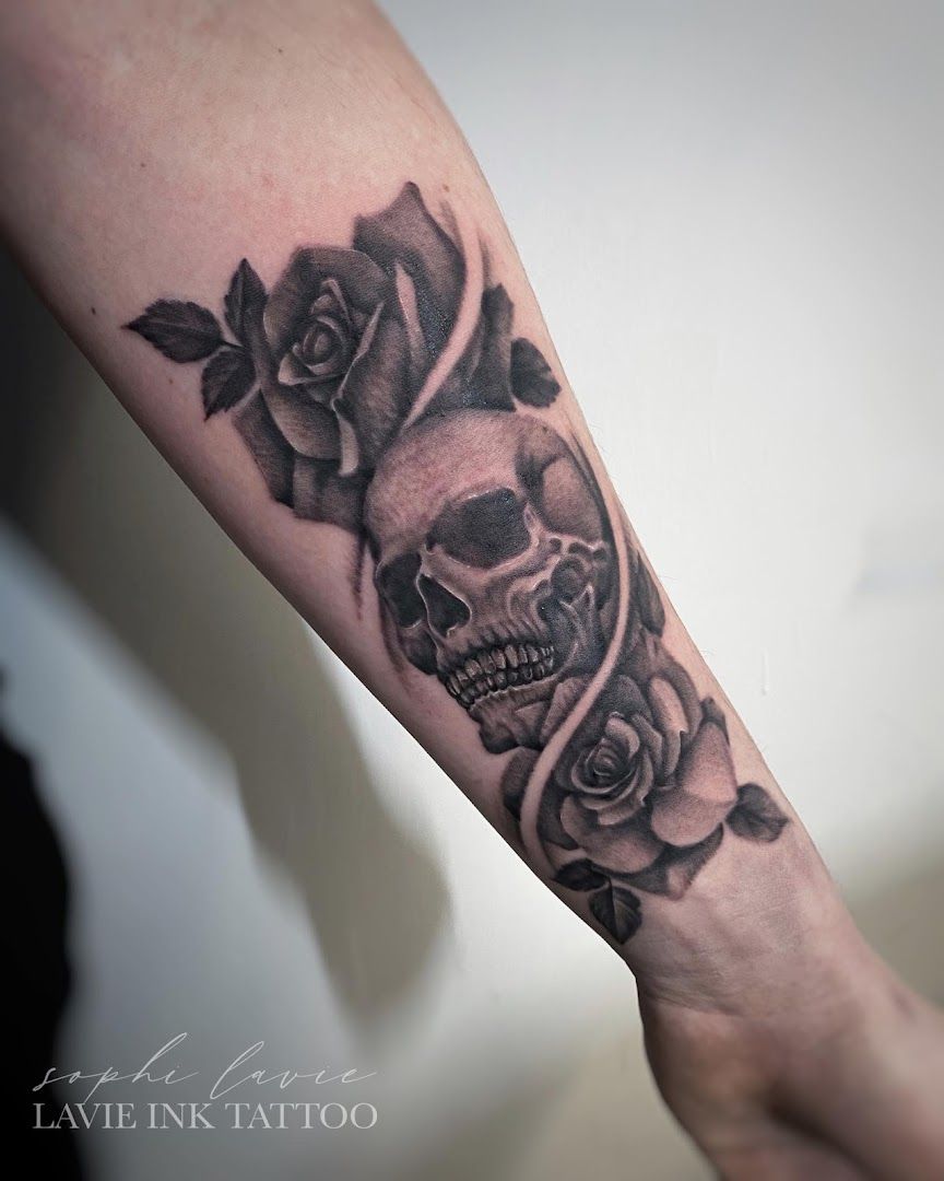 a skull and roses cover-up tattoo on the forearm, olpe, germany