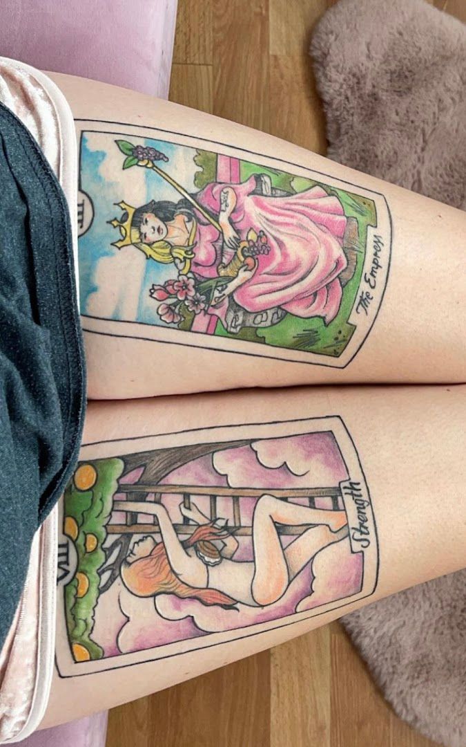 two girls with blackwork tattoos on their legs, günzburg, germany