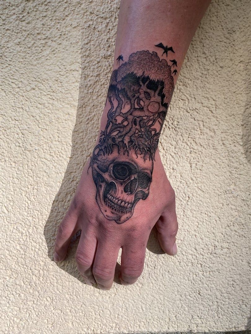 a hand narben tattoo with a skull and a skull on it, kreisfreie stadt augsburg, germany
