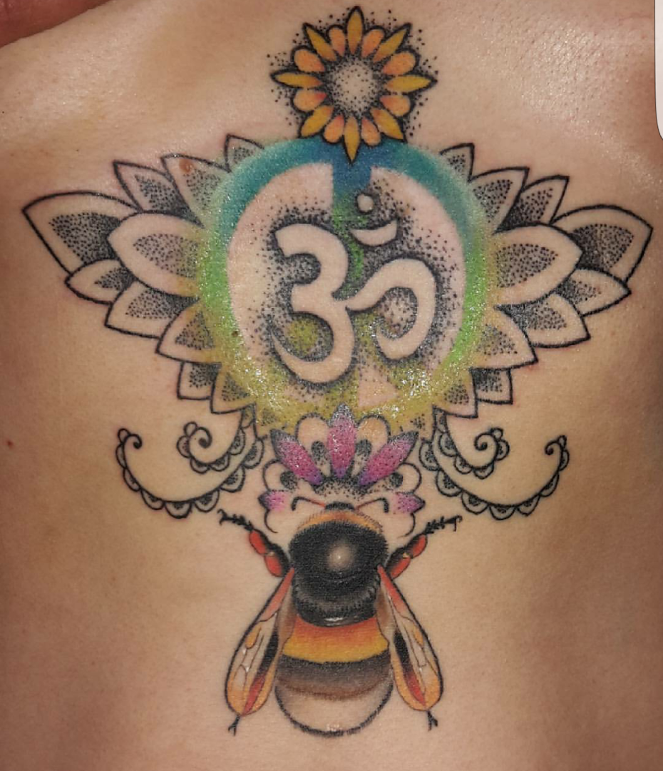 a japanische tattoos in leipzig with a flower and a bee, recklinghausen, germany