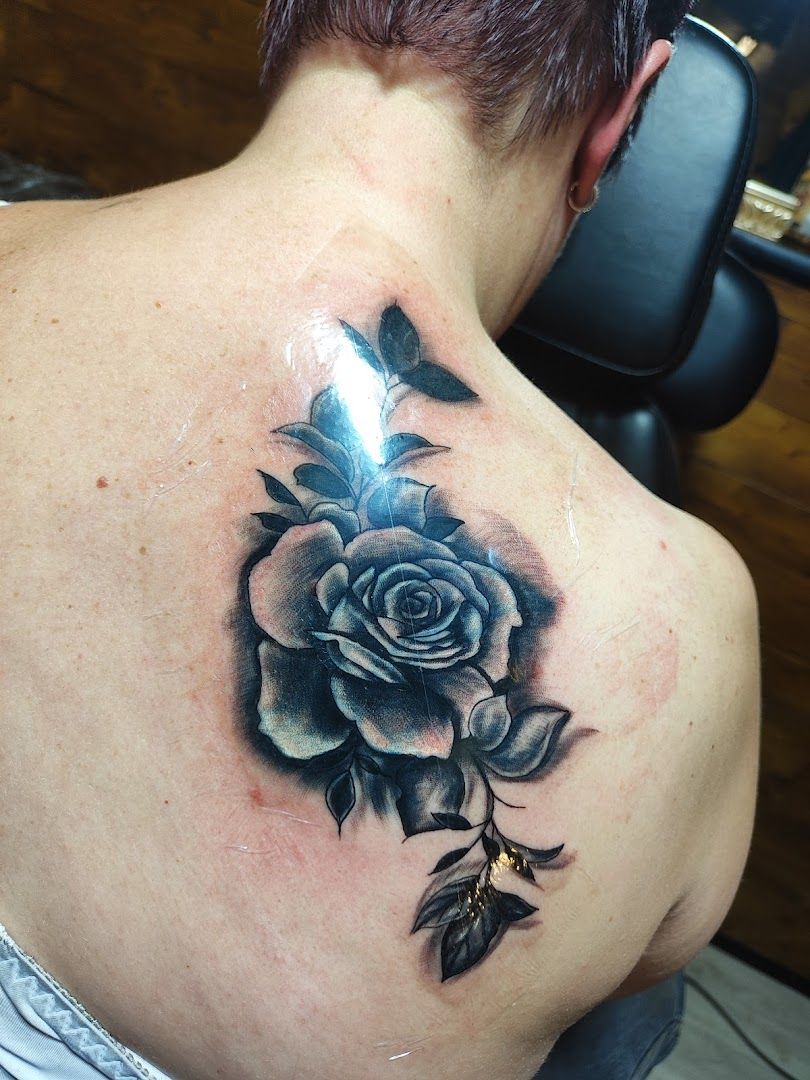 a black rose narben tattoo on the back of a woman, deggendorf, germany