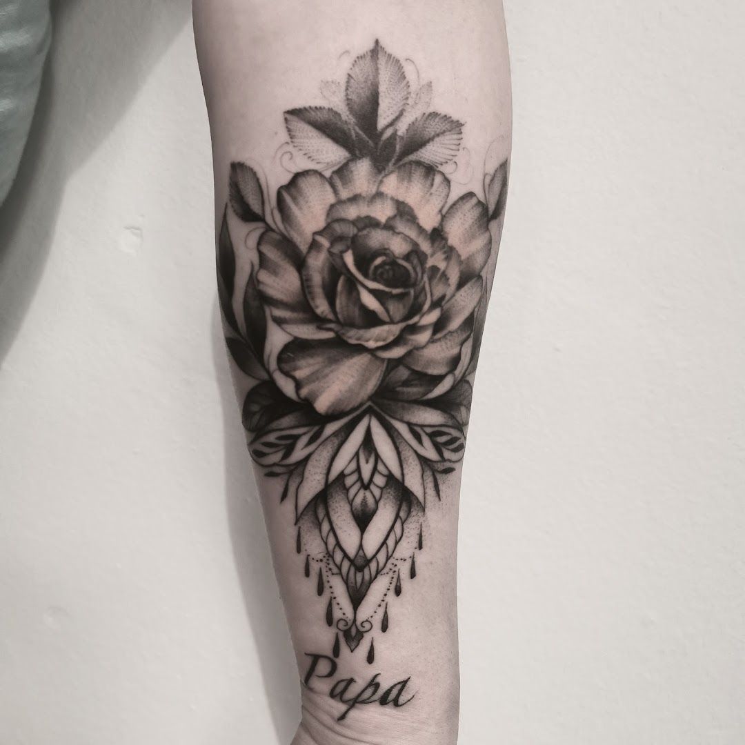 a black and white rose narben tattoo on the forearm, nürnberg, germany