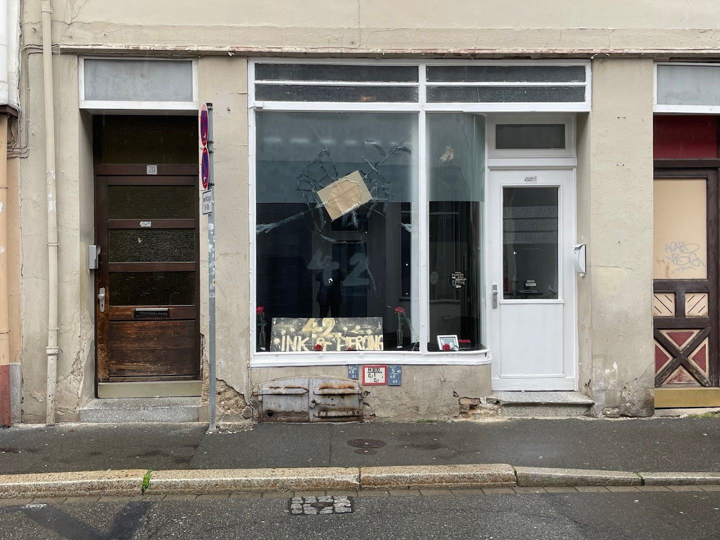 a storefront with a sign that reads,'i'm '