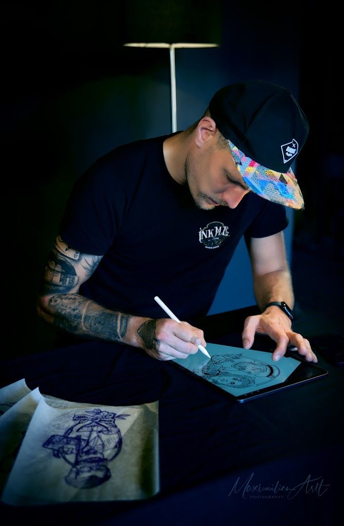 a man with narben tattoos and a cap writes, ostallgäu, germany