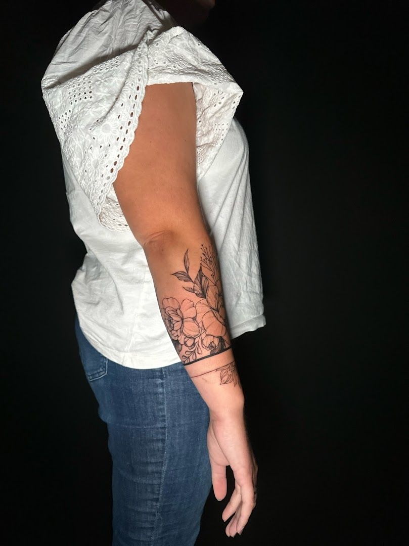 a woman with a narben tattoo on her arm, freising, germany