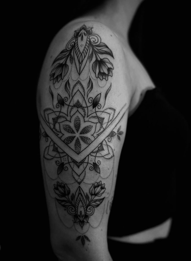 a black and white narben tattoo design on the shoulder, berlin, germany