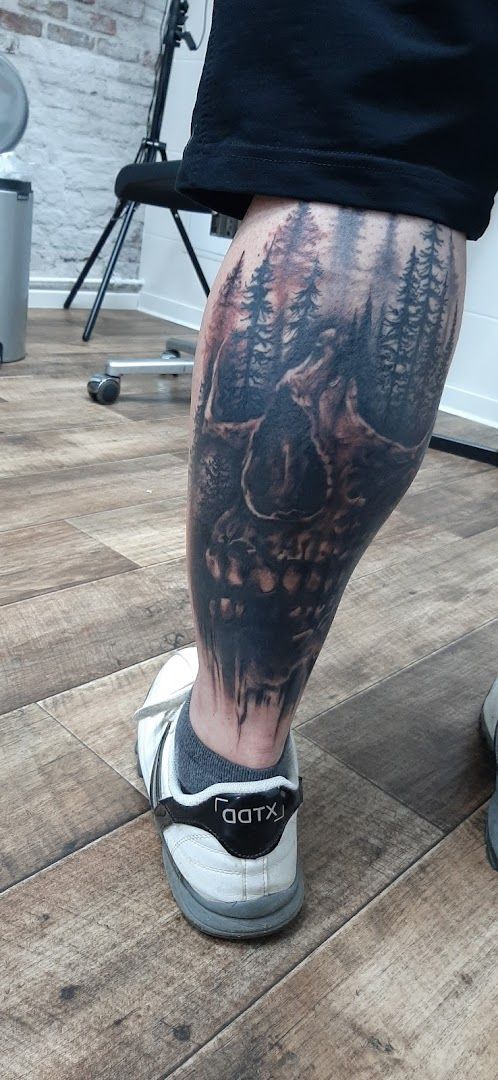 a man with a wolf cover-up tattoo on his leg, frankfurt, germany