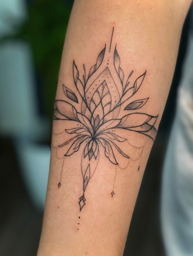 a black and white lotus narben tattoo on the forearm, gotha, germany