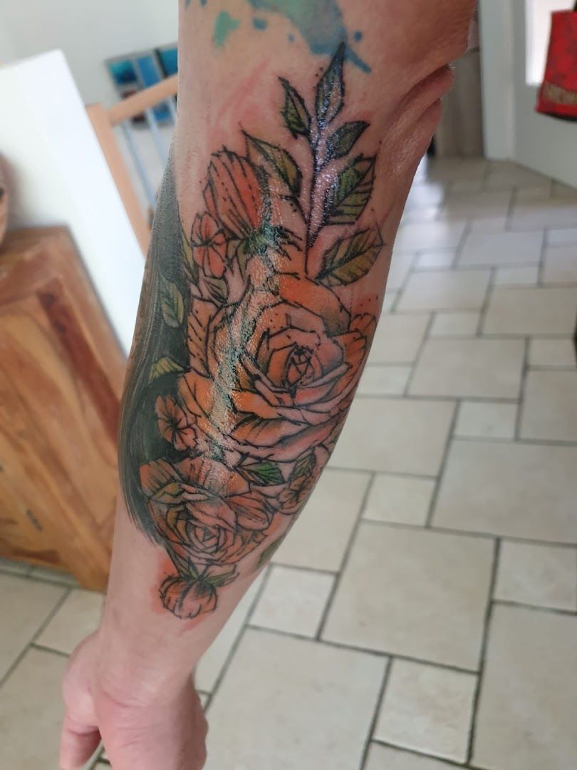 a narben tattoo of a flower on the leg, fürstenfeldbruck, germany