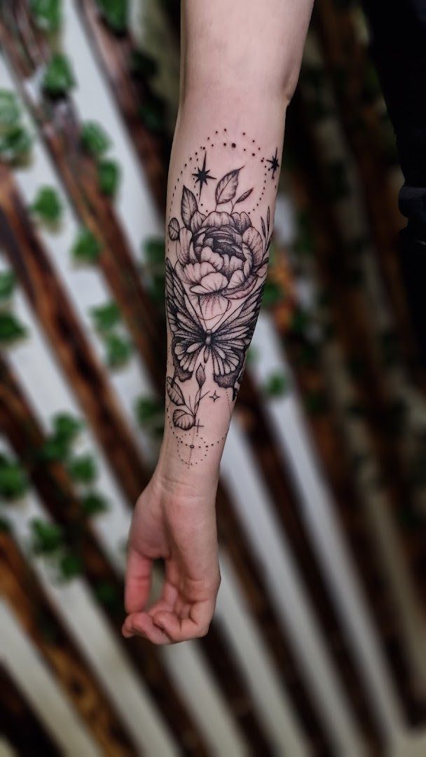 a woman's hand with a narben tattoo of a flower and a butterfly, enzkreis, germany