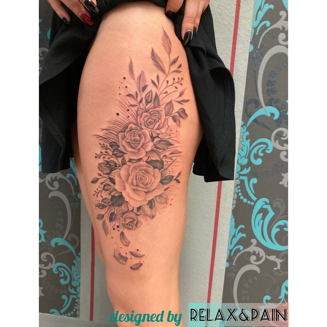 a woman's thigh with a rose narben tattoo, ostallgäu, germany