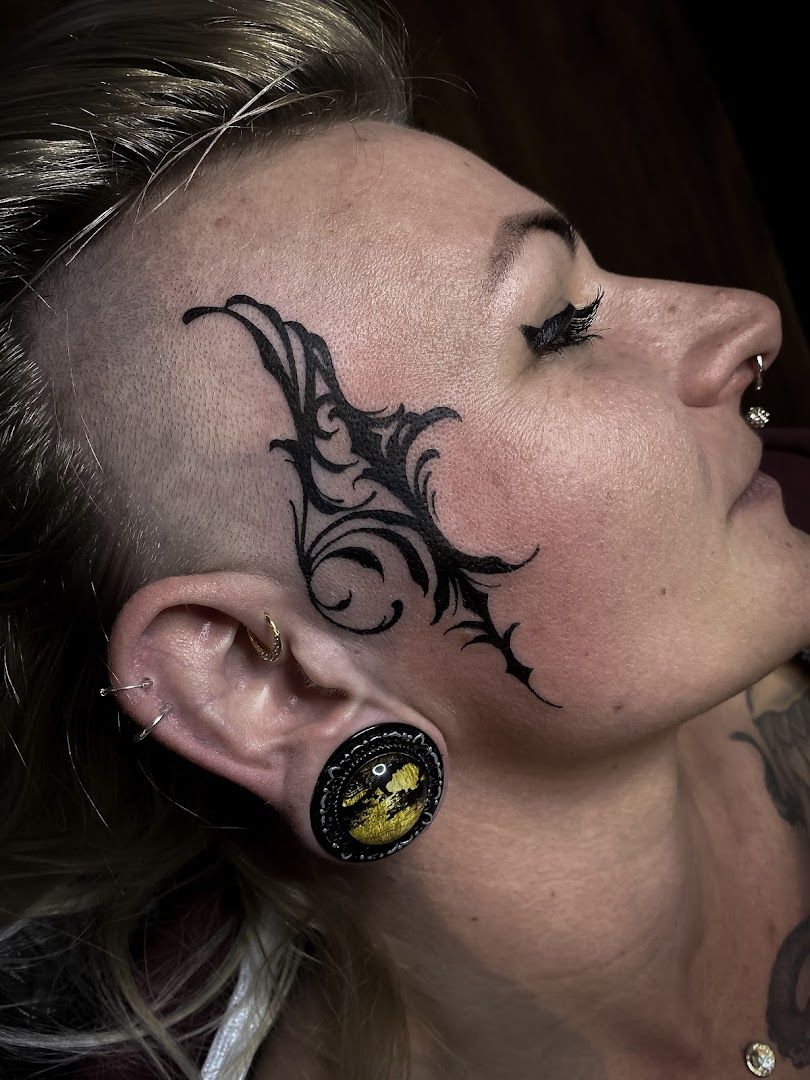 a woman with a narben tattoo on her face, regen, germany