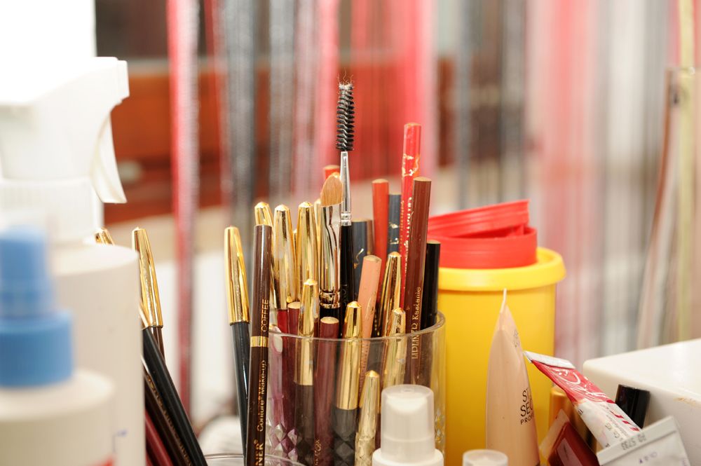 a bunch of makeup brushes