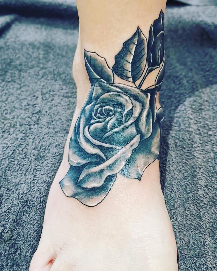 a black rose narben tattoo on the foot, siegen-wittgenstein, germany