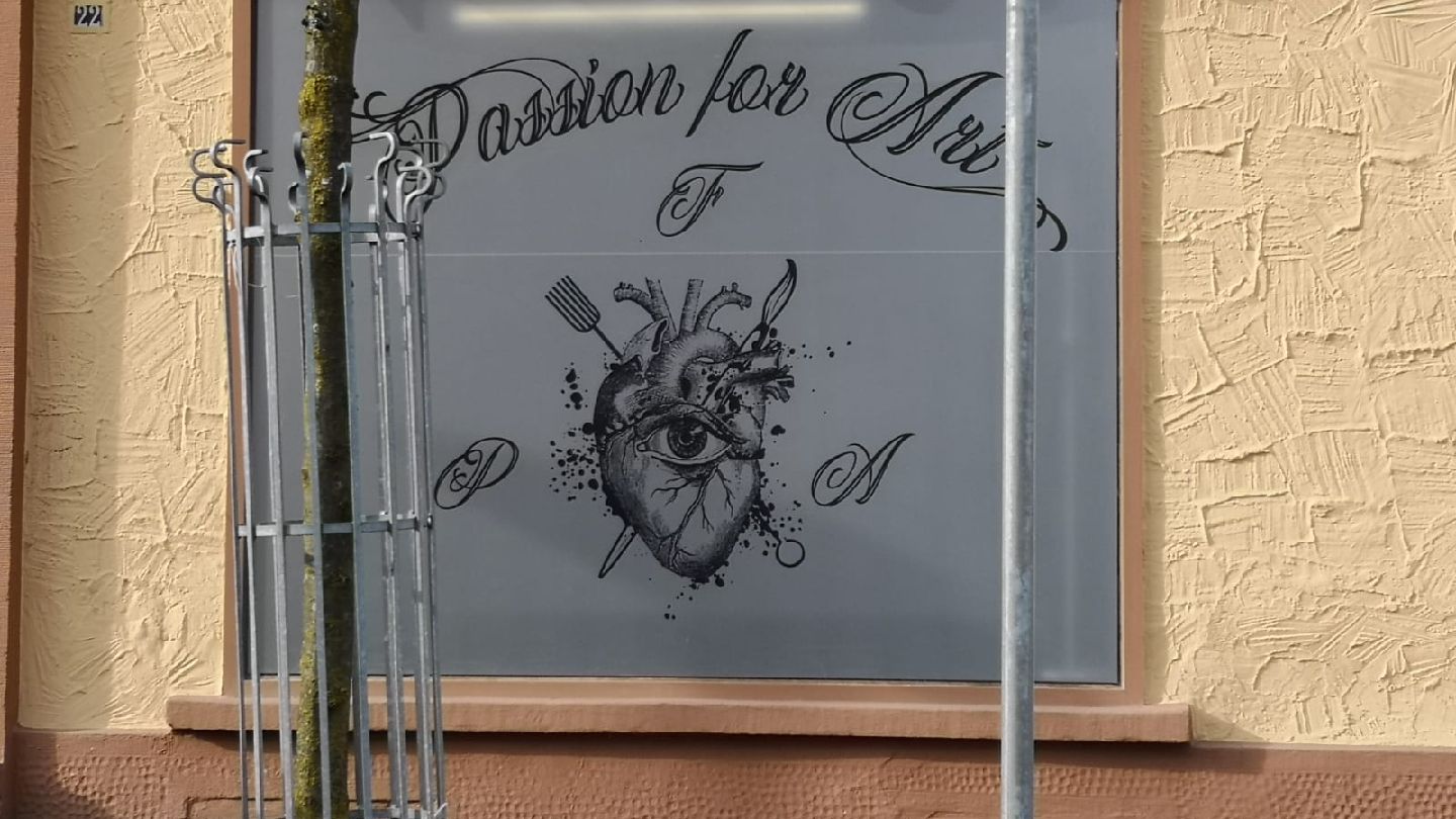 a sign on the side of a building that says,'don '