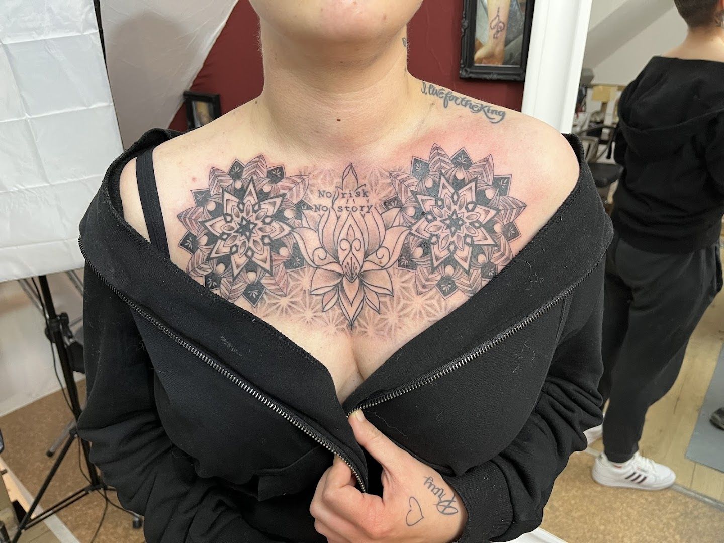 a woman with a narben tattoo on her chest, rems-murr, germany