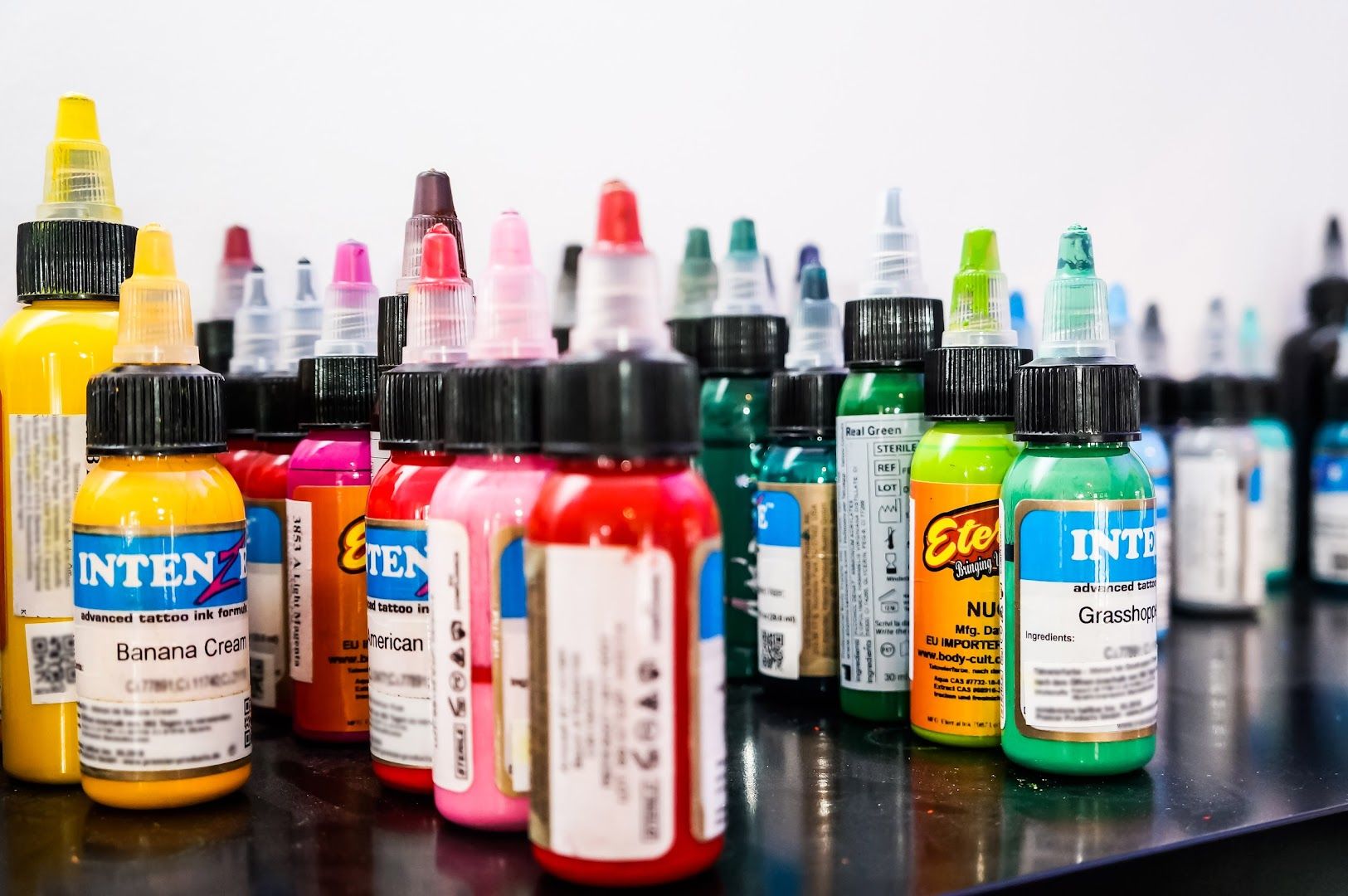 a table with many different colored inks