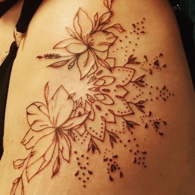 a woman's shoulder narben tattoo with flowers, ansbach, germany