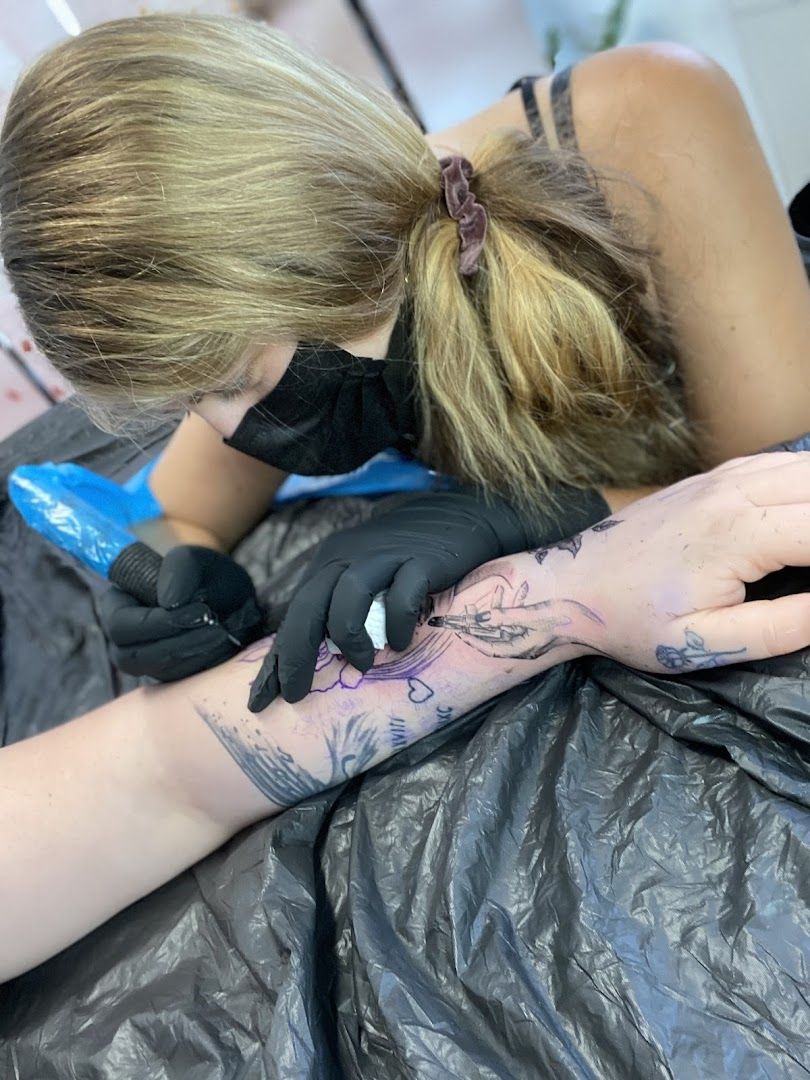 a woman getting her narben tattoo done by a tattoo artist, ravensburg, germany