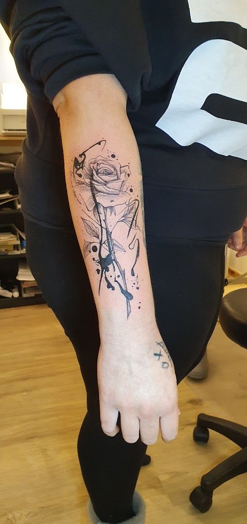 a woman with a narben tattoo on her arm, enzkreis, germany