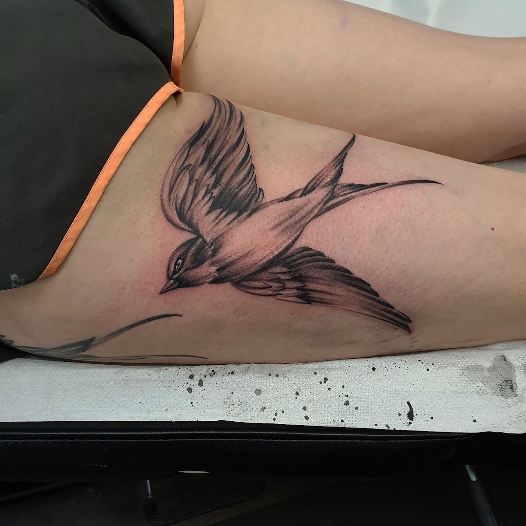 a narben tattoo of a bird on the leg, hof, germany