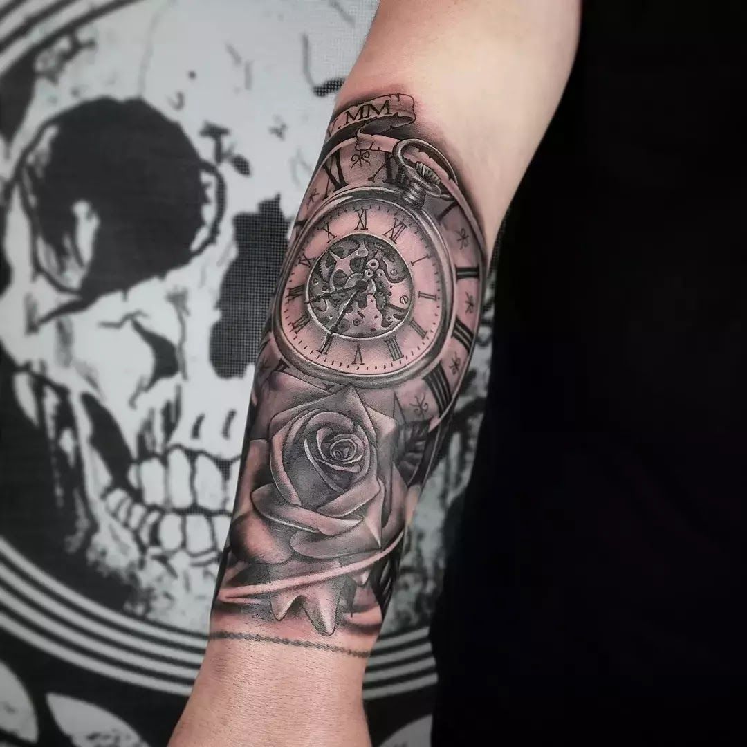 a black and grey japanische tattoos in leipzig with a clock and roses, main-spessart, germany