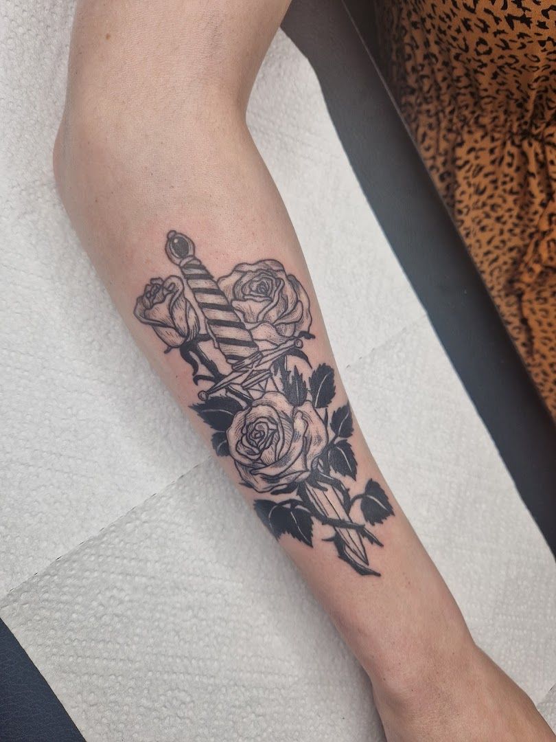 a black and white rose narben tattoo on the forearm, rhein-neckar-kreis, germany