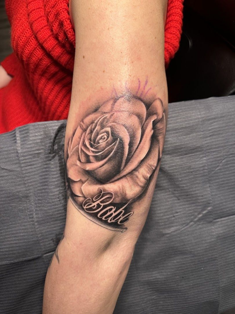 a rose narben tattoo on the arm, südwestpfalz, germany