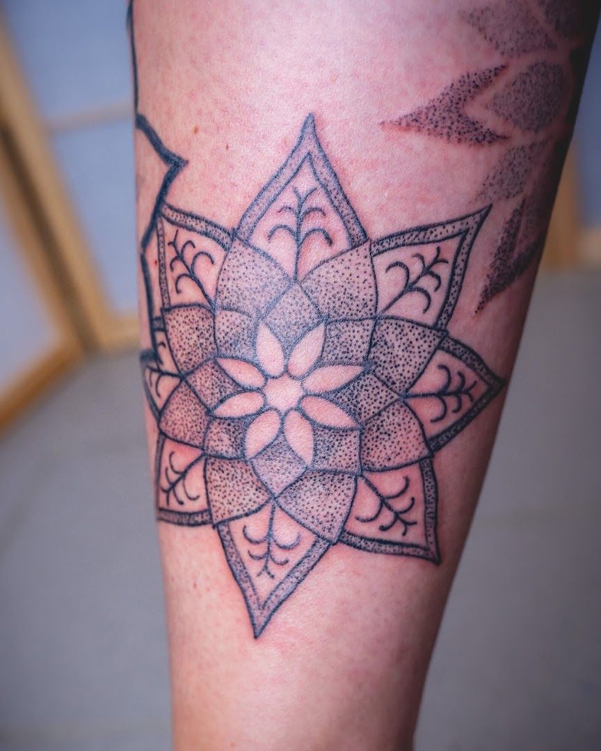 a narben tattoo of a lotus flower on the leg, altenkirchen, germany