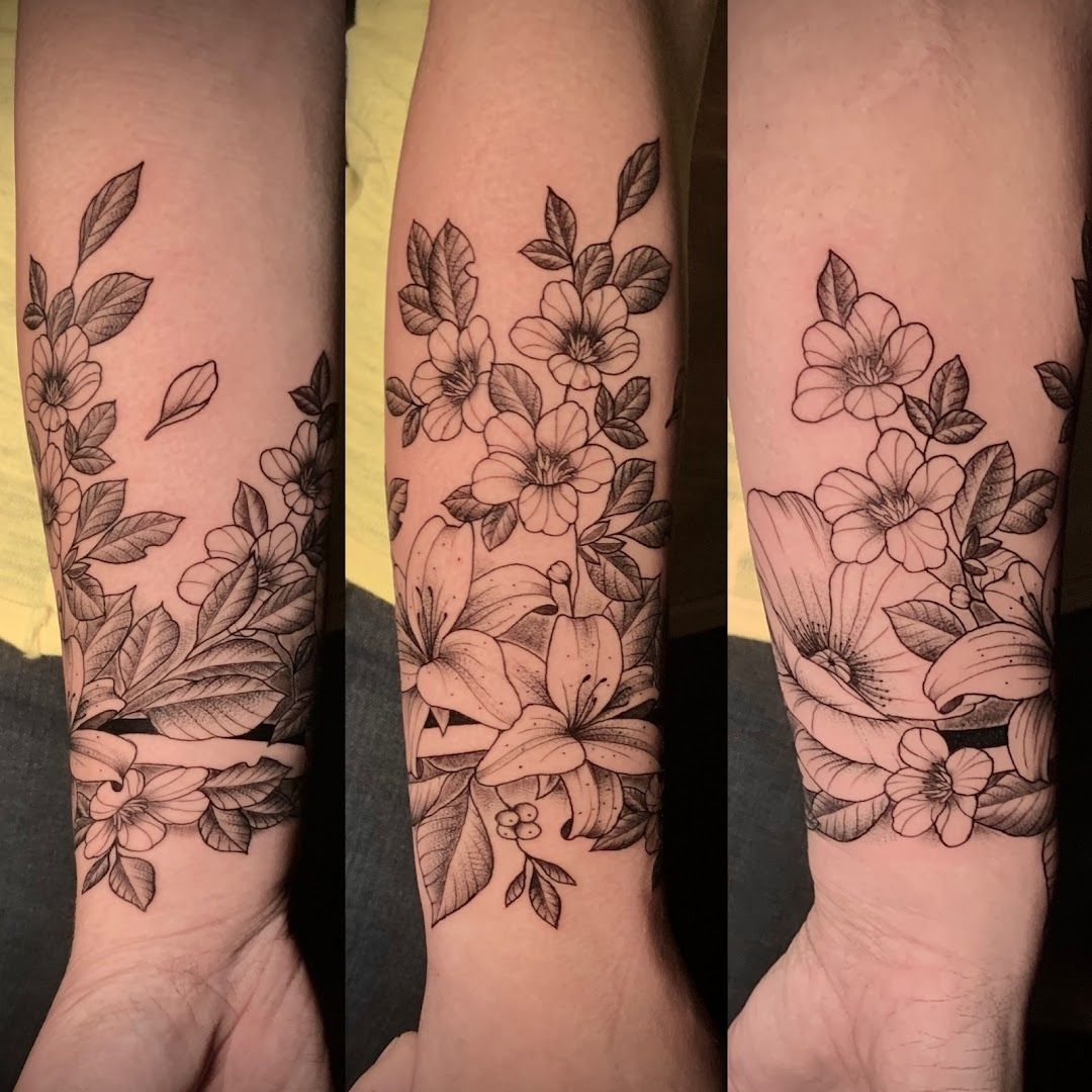 a black and white japanische tattoos in leipzig design of flowers, cuxhaven, germany