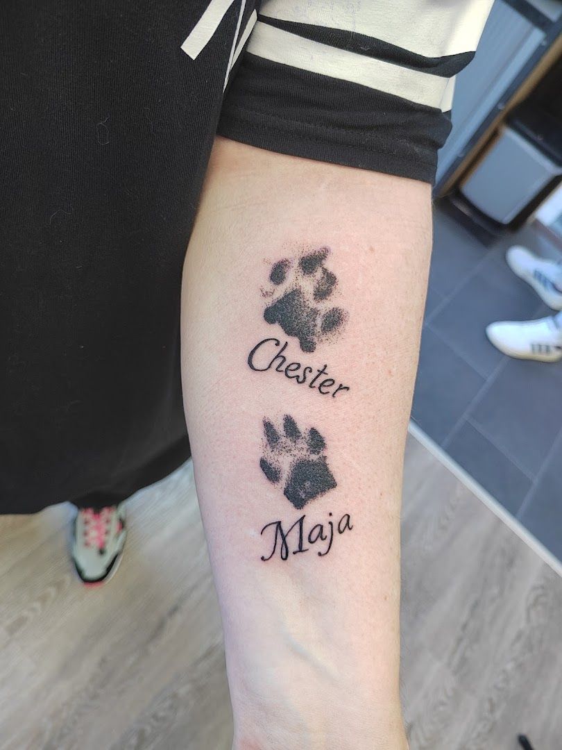 a narben tattoo with a dog paw and the word'cat ', freising, germany